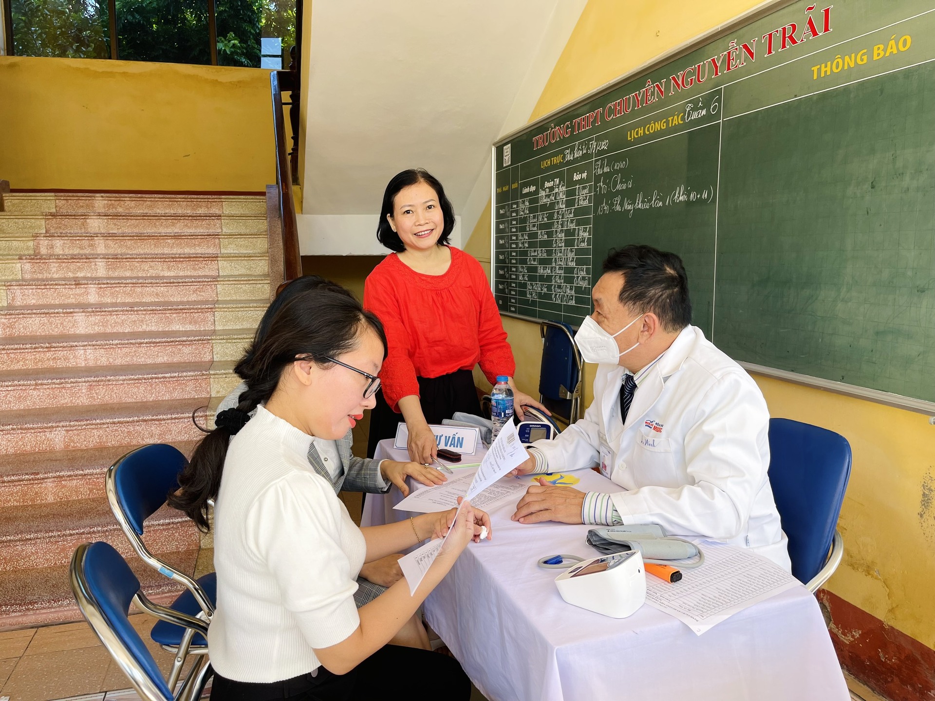 Khám sức khỏe định kỳ cho cán bộ, giáo viên, nhân viên năm học 2022-2023.